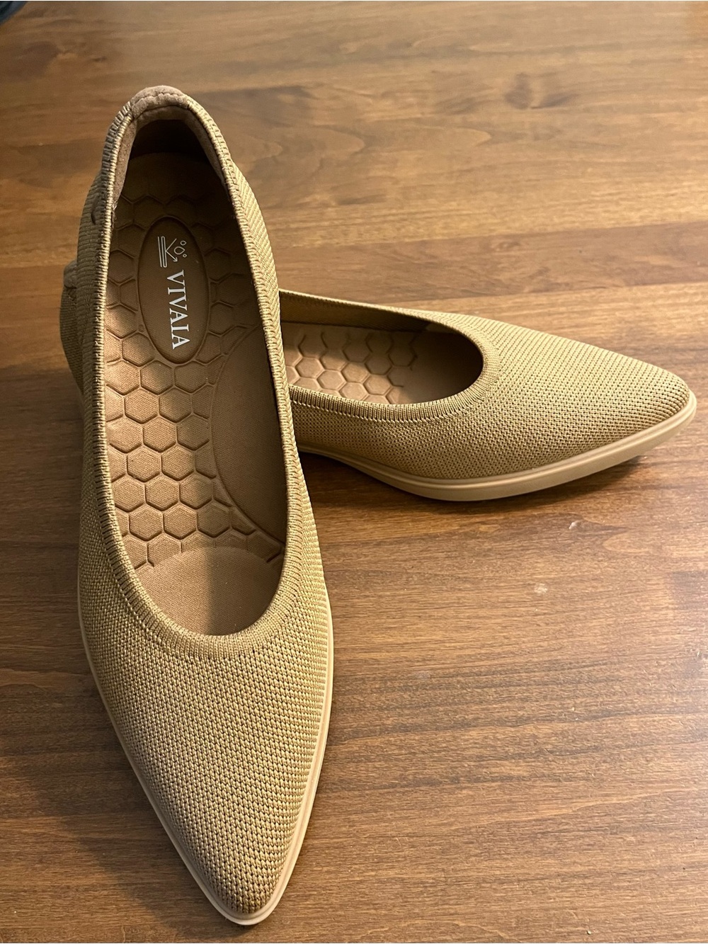 NWOT- Vivaia Women's Tan Knit Pointed-Toe Flats-size 8